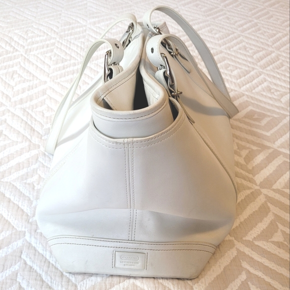 Coach zip top handbag with diaper pad in white leather - Picture 10 of 16